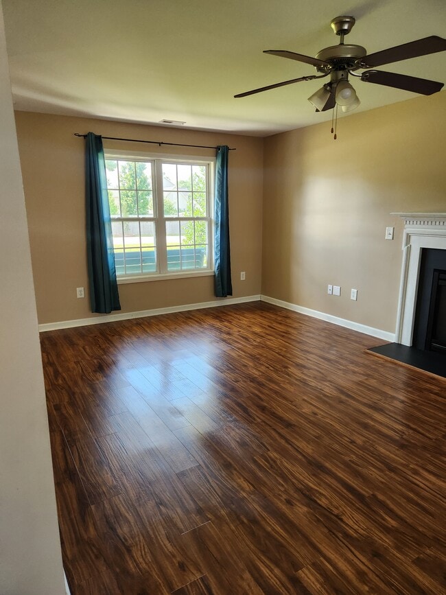 Building Photo - 420 Valley Oak Dr