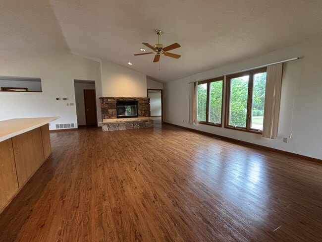 Building Photo - 3 Bedroom 2 bath