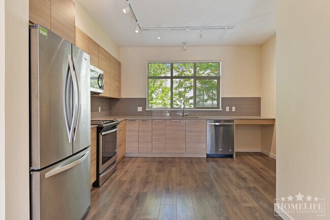 Photo du bâtiment - Charming 2 Bed + Den, 3 Bath Townhouse at ...