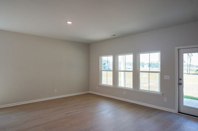 Foto del edificio - Available Soon!