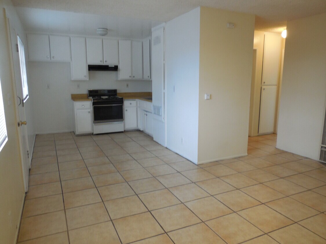 Primary Photo - 202 W Indigo St