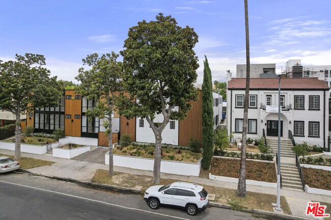 Building Photo - 4727 Beverly Blvd