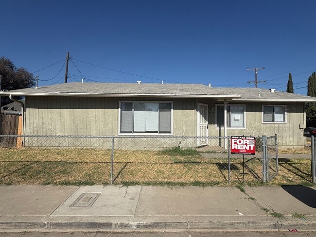 Foto del edificio - NW Visalia Home with Alley Access Rent Ready!