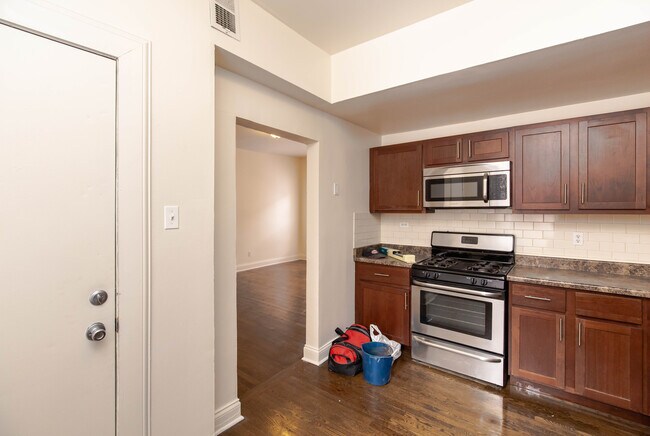Building Photo - 909 W Agatite Ave