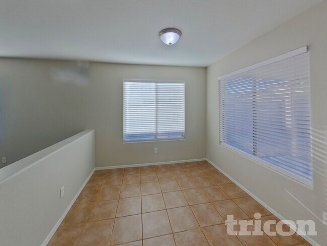 Foto del edificio - 42309 W Desert Fairways Dr