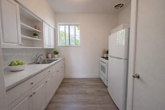 Foto del edificio - 7421 Carlyle Ave