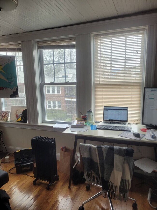 Building Photo - Brighton 3-bed Avail for August; Beat the ...