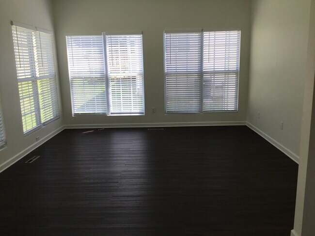 Building Photo - 3051 Canterbury Park