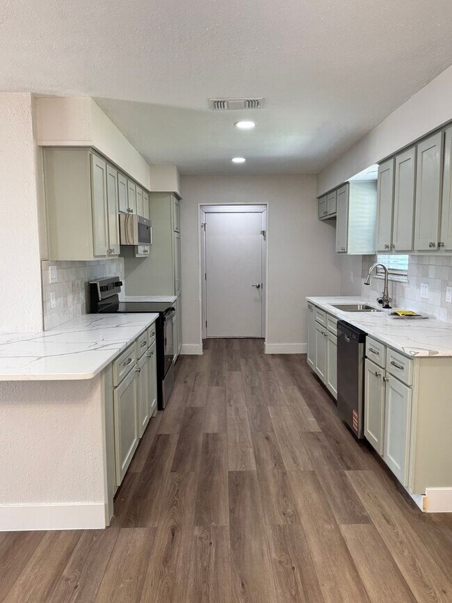 Building Photo - Beautifully Remodeled 3-Bedroom Home