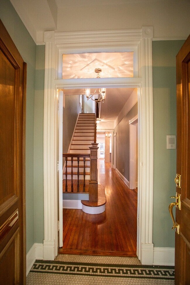 Foto del edificio - 531 Hampton Pl