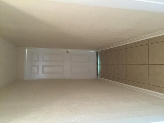 Building Photo - 910 Sylvan Dr