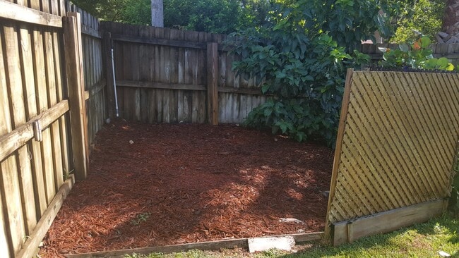 Building Photo - 3 bedroom 2 bath home with screened in pool (coming soon)