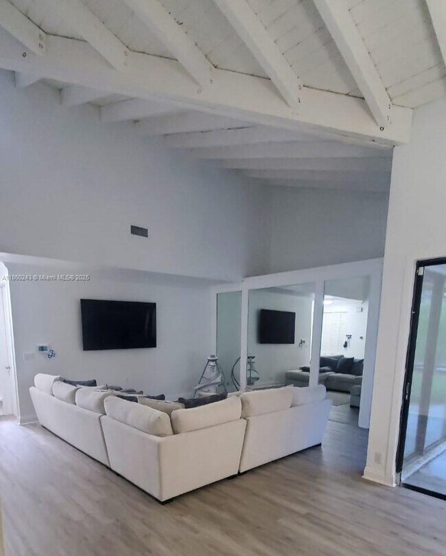 Foto del edificio - 8091 Royal Palm Cir