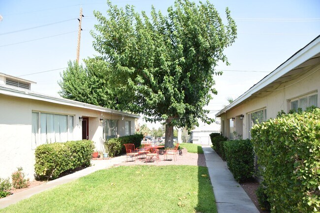 Building Photo - 1 BEDROOM WITH GRASS COURTYARD