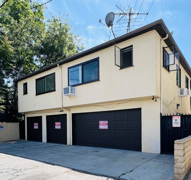 Your own private garage! - 4550 Vista del Monte Ave