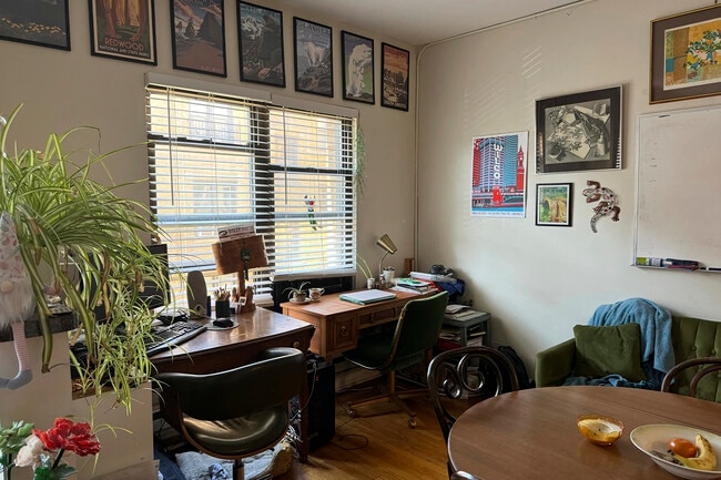 Building Photo - 727 W Roscoe St