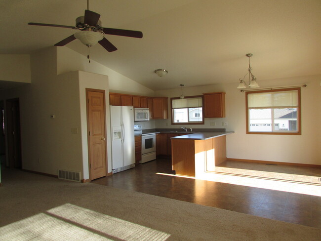 Building Photo - 2 BEDROOM | 2 BATH | DOUBLE CAR GARAGE | R...