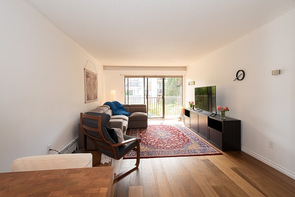 Photo du bâtiment - 466 Eighth Av E