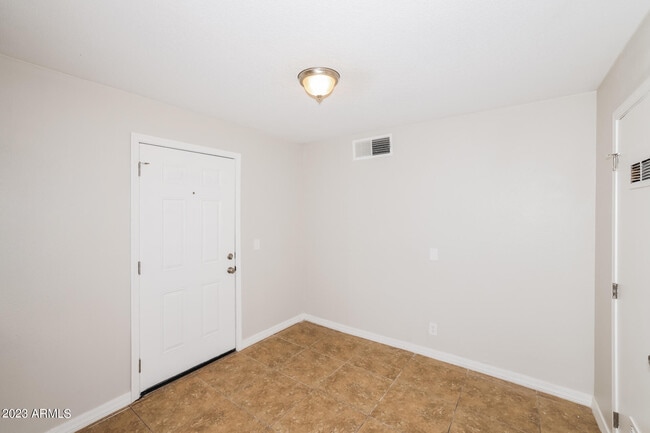 Foto del edificio - 5611 N 32nd Dr