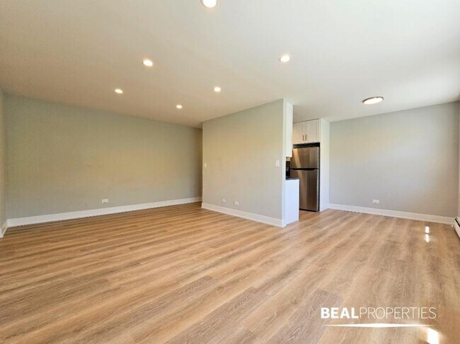 Building Photo - 1 bedroom in CHICAGO IL 60657