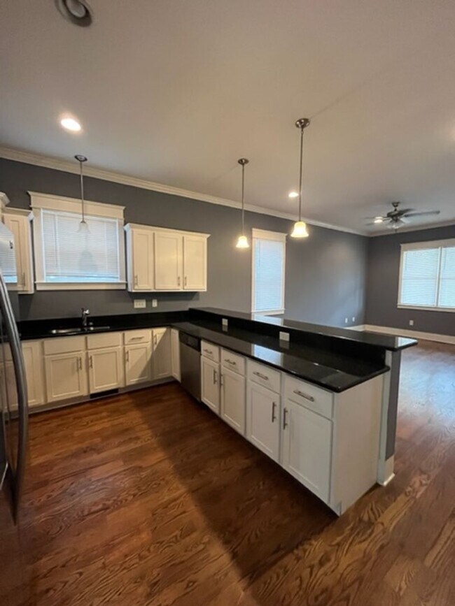Building Photo - Spacious 3 Bed/2.5 Single Family Home in t...