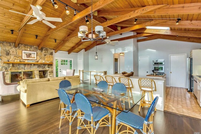 Foto del edificio - 4565 Paradise Point Rd