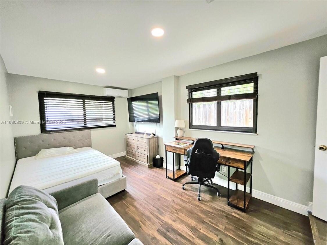 Primary Photo - 1728 NE 17th Terrace