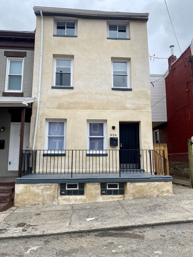 Building Photo - Fully Renovated 4-Bedroom Townhome in East...