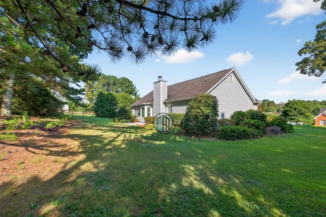 Building Photo - Meticulously maintained 3 Bedroom ranch ho...