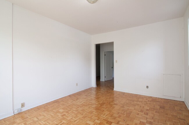 Building Photo - 5530 Cote Saint-Luc Road