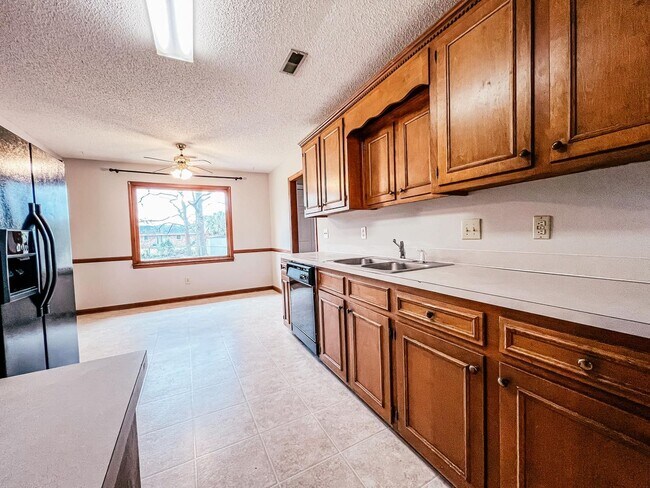 Building Photo - 4640 Dawn Cir