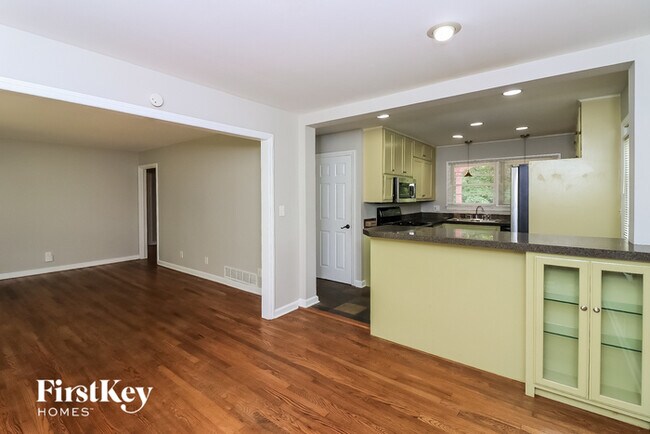 Building Photo - 102 Larose Cir SE