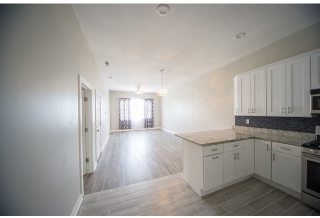 Building Photo - 2657 W Warren Blvd