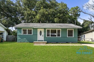 Building Photo - 2050 North Dr