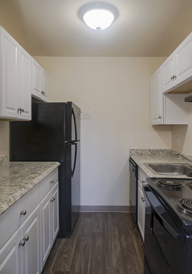 Building Photo - Six Trails Apartments - Saline, MI