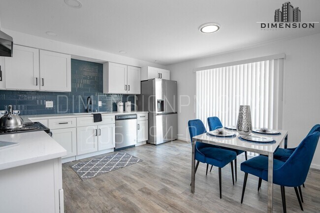 Foto del edificio - Modern & Updated 2-Bedroom, 1-Bath Duplex ...