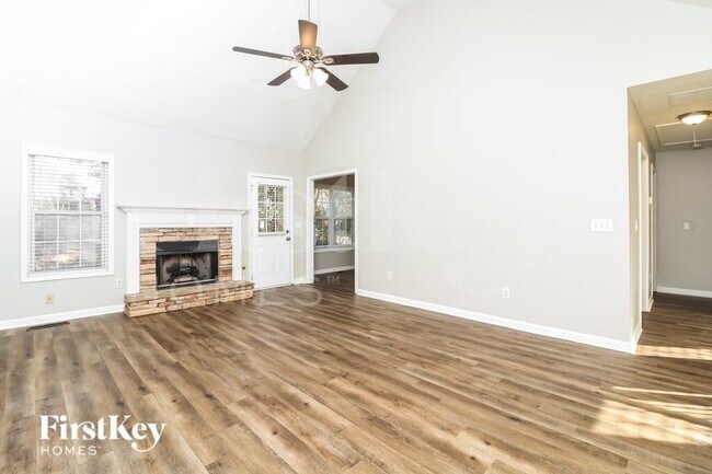 Building Photo - 5940 Seven Oaks Dr