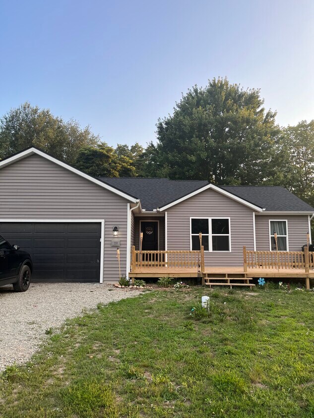 3 bed 2 bath for rent spacious comes with washer, dryer, cooktop and wall in Oven. - 1311 Oakwood Ln