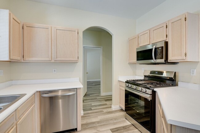 Building Photo - Cozy 1-Bed Apartment with Fireplace – Your...
