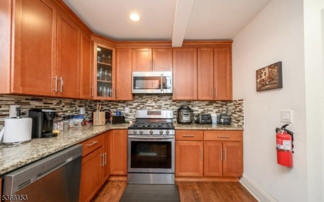 Building Photo - 372 W Hazelwood Ave