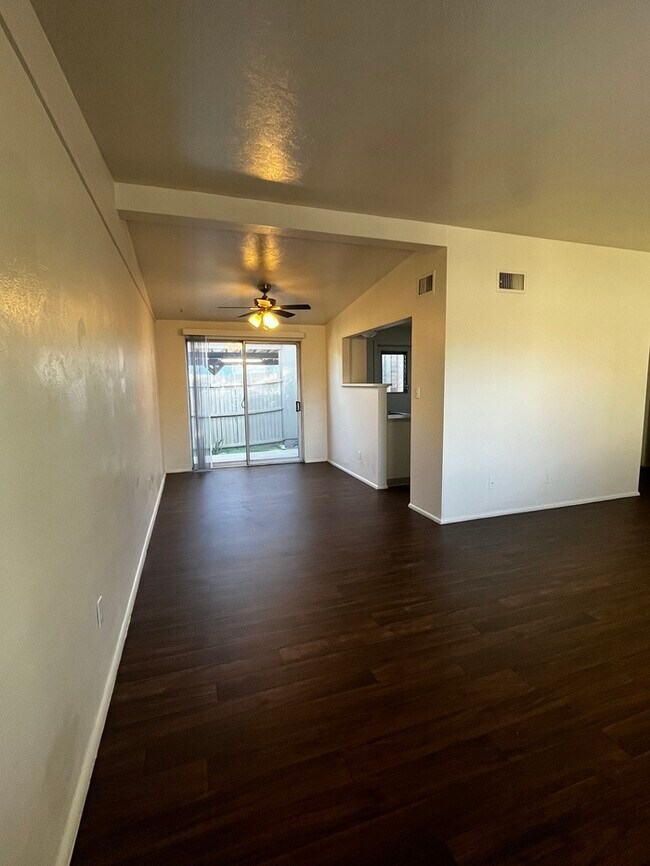 Foto del edificio - 2 bed two bath, with small yard. Near U of A