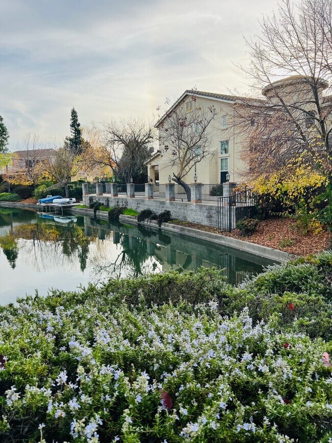 Building Photo - Luxurious home on the lake with a pool in ...
