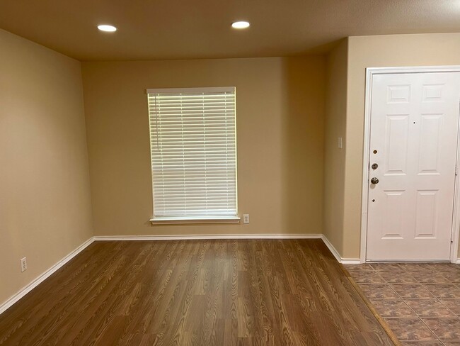 Building Photo - 1025 Linden Grove Dr