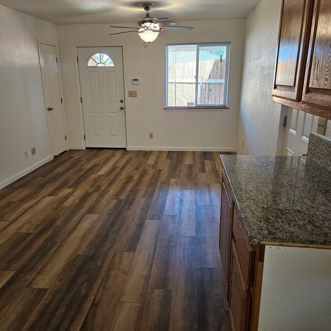 Building Photo - Charming 2 Bedroom Home Located in La Loma...