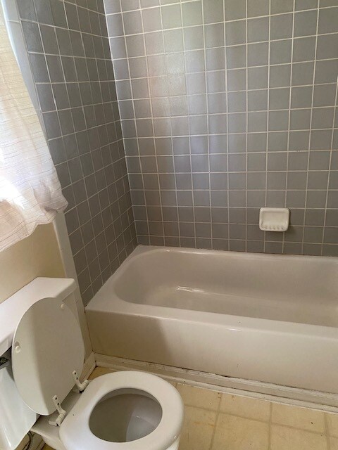 Full Bath - 482 Grove St