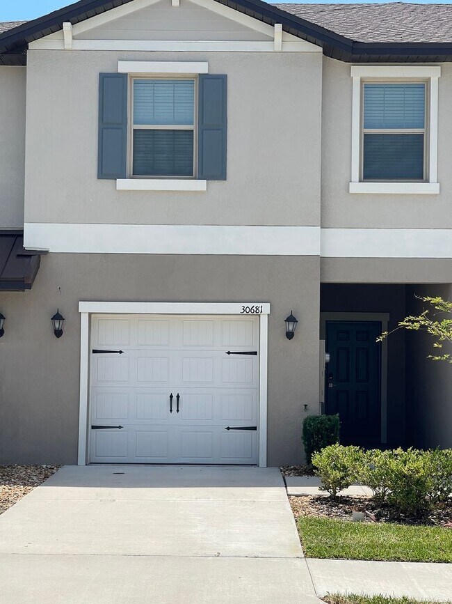 Foto del edificio - Wesley Chapel Town Home with Garage