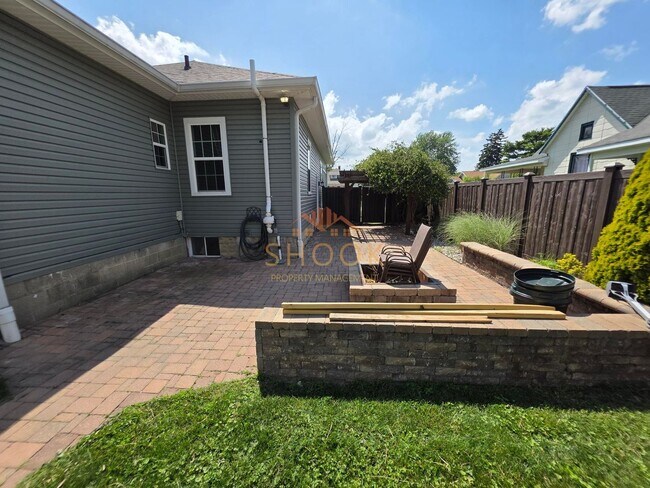 Foto del edificio - LOOK AT THIS 3 BR GEM WITH A BASEMENT UNDE...