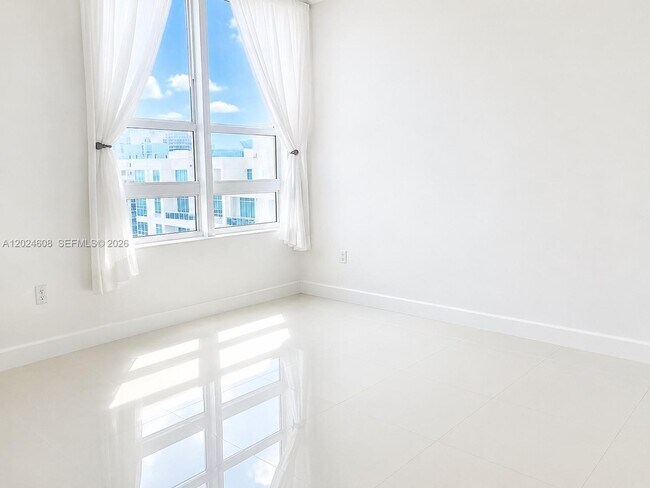 Building Photo - 950 Brickell Bay Dr