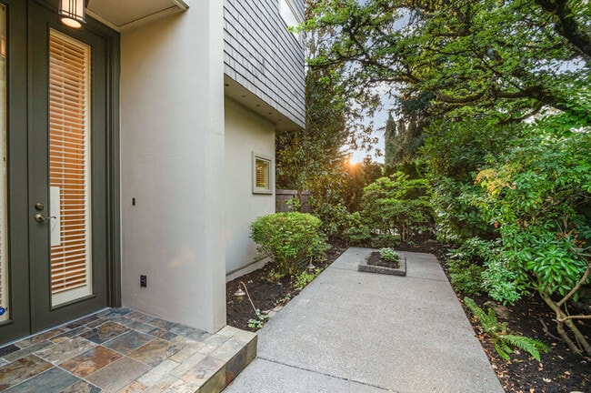 Building Photo - 4115 E Galer St