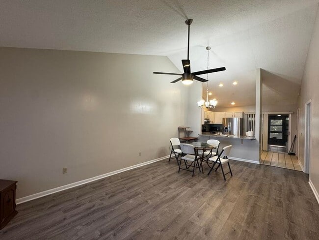 Building Photo - 3/2 in Townhomes West